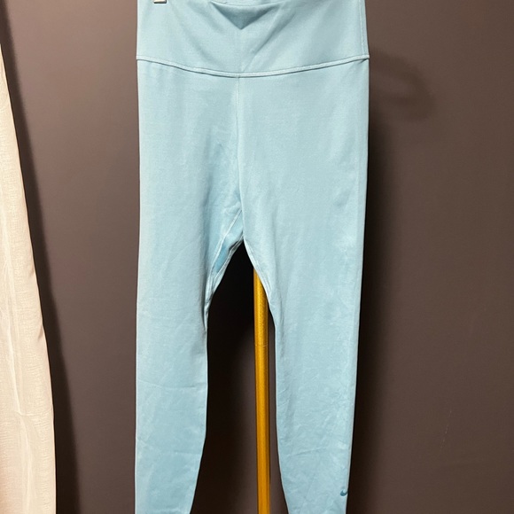 Mid rise full length nike dri fit legging - Picture 3 of 4